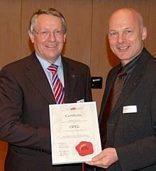 sffv-Vizepräsident Hanspeter Wicki (rechts) übergibt Armin Stoll, Direktor Flottenverkauf der General Motors Suisse SA, das Certificate.